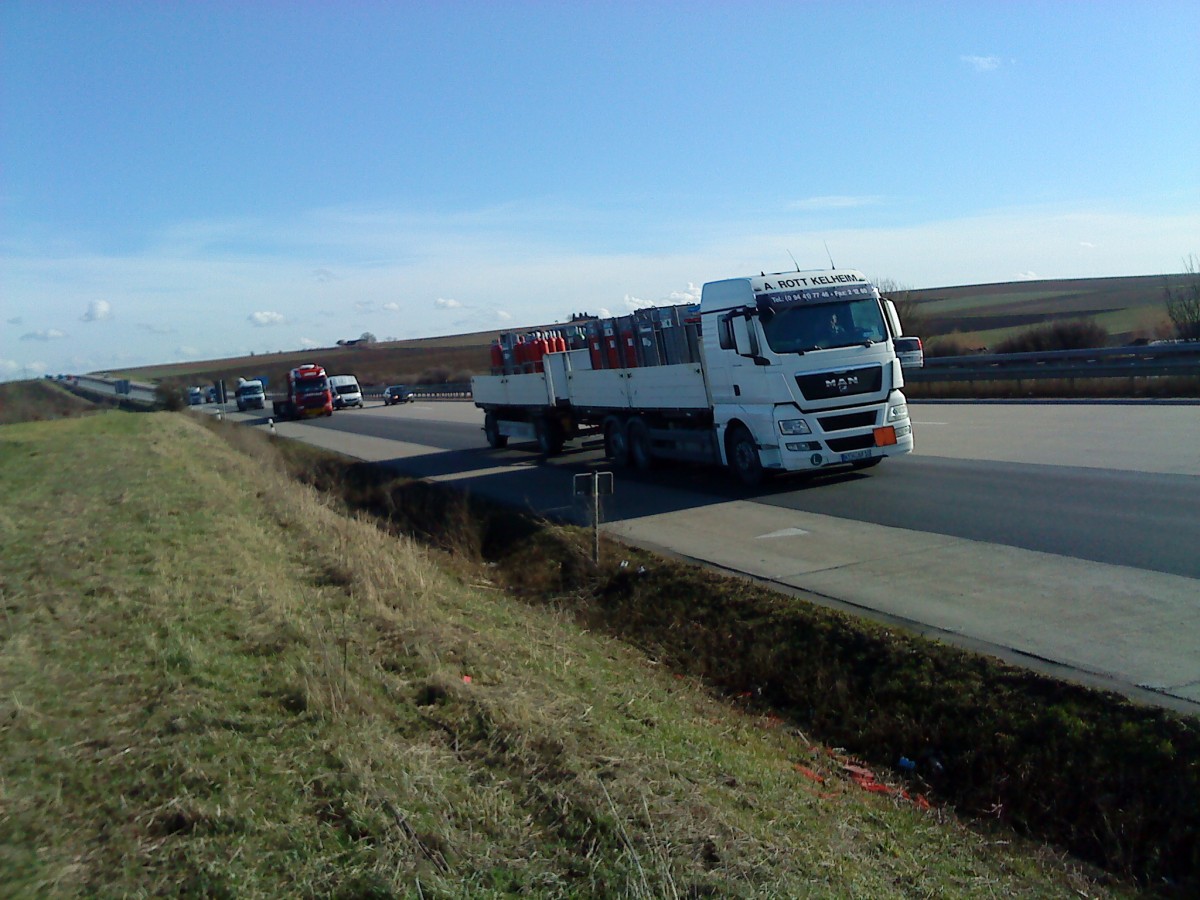 LKW MAN TGX Hngerzug mit Pritschenaufbau beladen mit Gasflaschen der Firma A. Rott Kelheim gesehen auf der A 6 beim Autohof Grnstadt am 28.01.2014