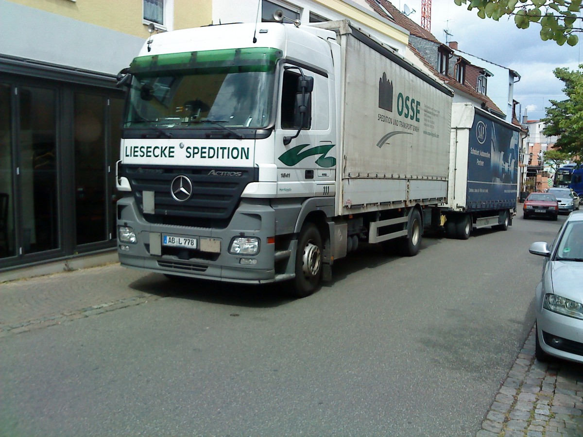 LKW Mercedes-Benz Actros 1841 Gliederzug der Spedition Liesecke in der Bad Drkheim Innenstadt am 14.05.2014