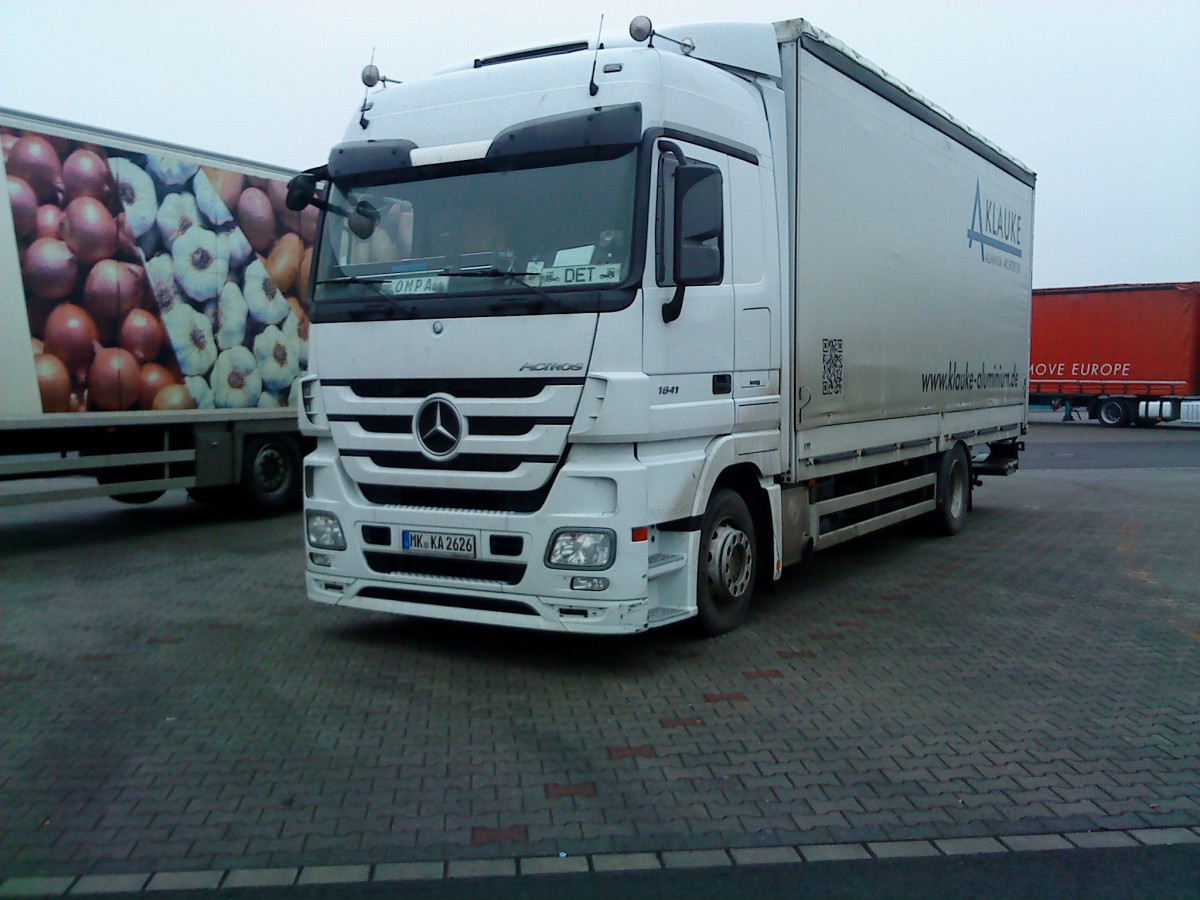 LKW Mercedes-Benz Actros 1841 mit Pritsche-Planen-Auflieger der Firma Klauke GmbH & Co. KG Iserlohn auf dem Autohof in Grnstadt am 12.12.2013