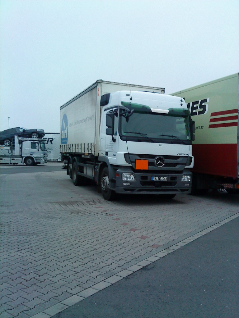 LKW Mercedes-Benz Actros 2541 mit Pritsche-Planen-Aufbau auf dem AUtohof in Grnstadt am 19.11.2013