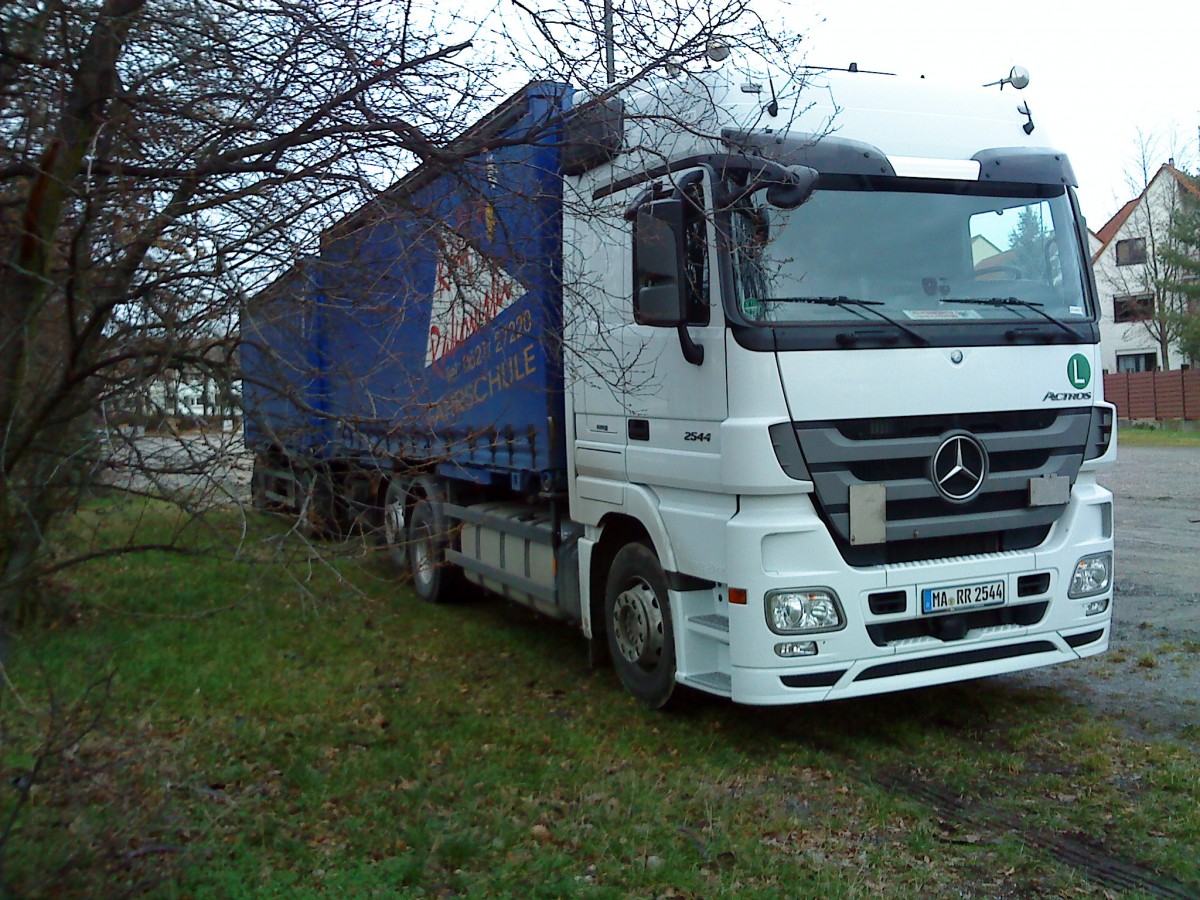 LKW Mercedes-Benz Actros 2544 Hngerzug gesehen in Bad Drkheim am 07.01.2014