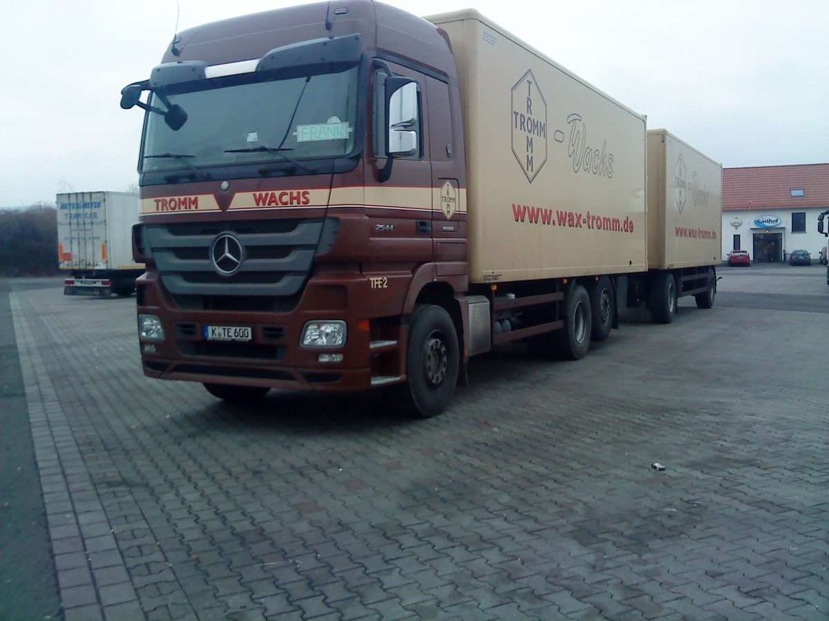 LKW Mercedes-Benz Actros 2544 Hngerzug der  Firma Tromm-Wachs gesehen auf dem Parkplatz am Autohof Grnstadt am 03.02.14
