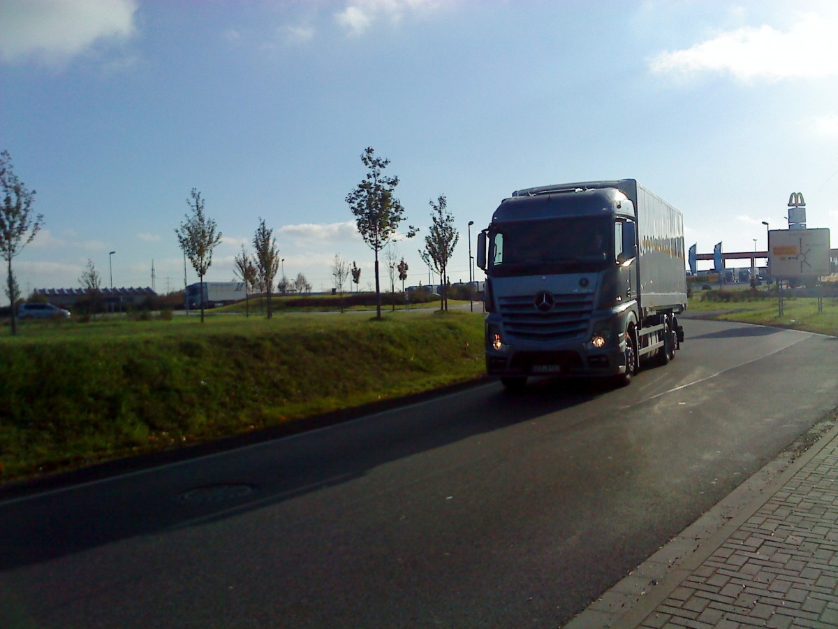 LKW Mercedes-Benz Actros 2544 mit Kofferaufbau beim Verlassen des Autohofes in Grnstadt am 30.10.2013