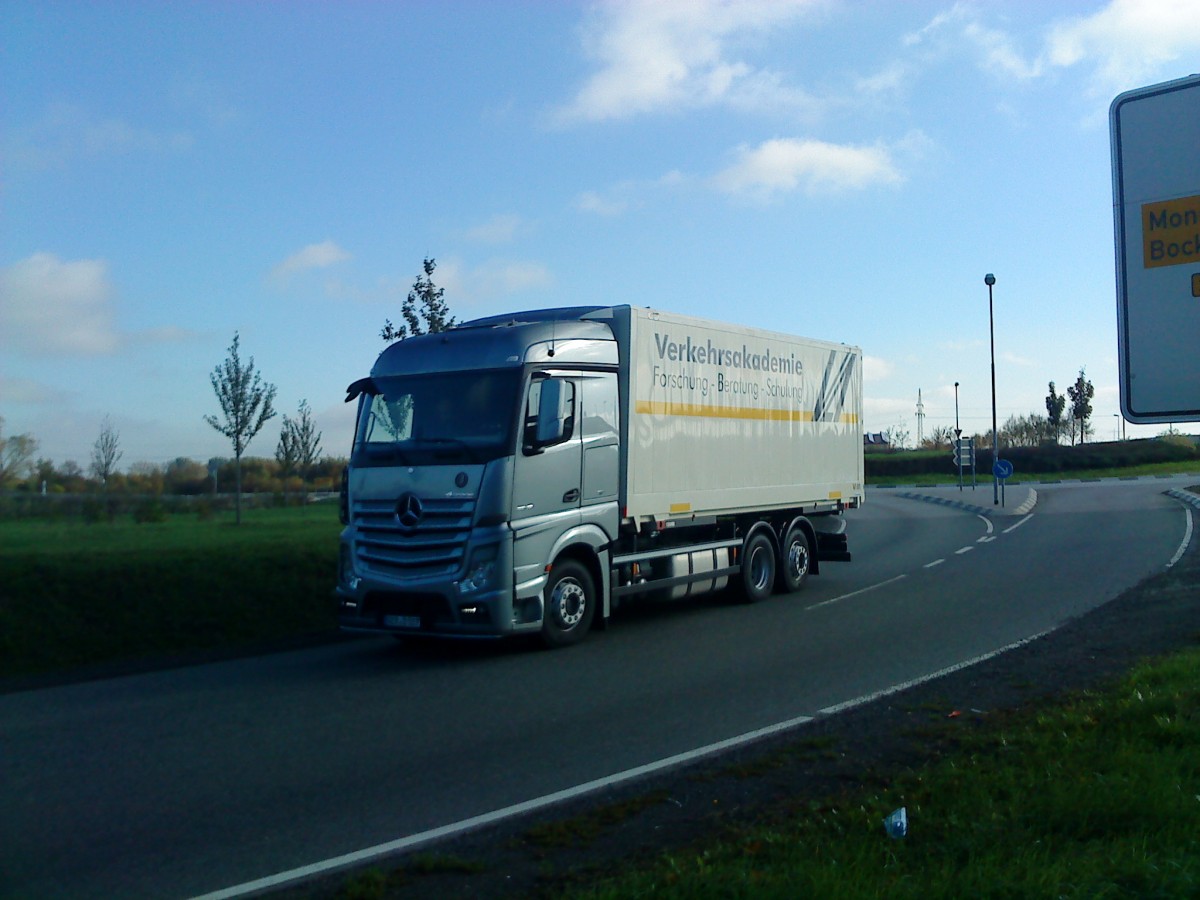 LKW Mercedes-Benz Actros 2546 mit Kofferaufbau beim Verlassen des Autohofes in Grnstadt am 30.10.2013