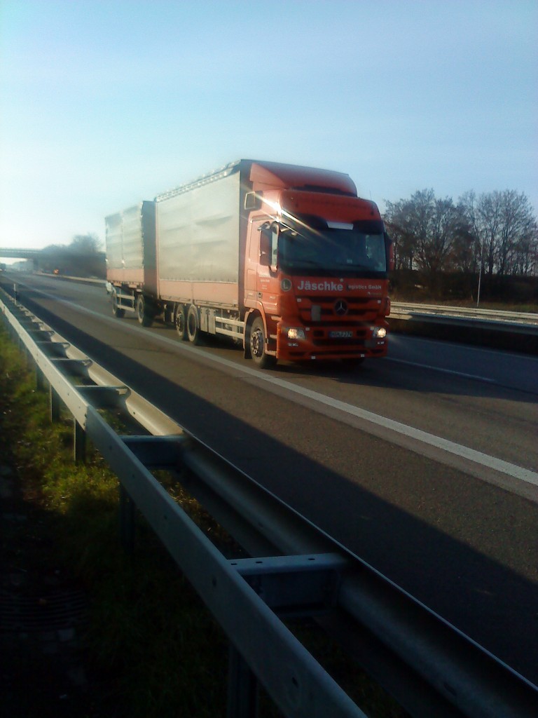 LKW Mercedes-Benz Actros Hngerzug mit Pritsche-Planen-Auflieger der Spedition Jschke Logistics GmbH gesehen auf der A 61 Hhe Raststtte Dannstadt am 15.01.2014