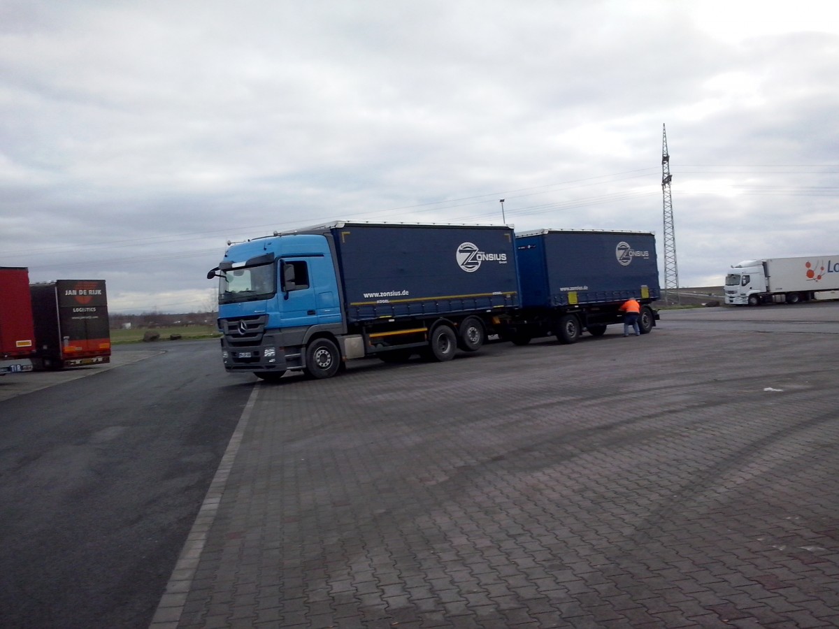 LKW Mercedes-Benz Actros Hngerzug der Spedition Zonzius GmbH gesehen auf dem Autohof in Grnstadt am 12.02.2014