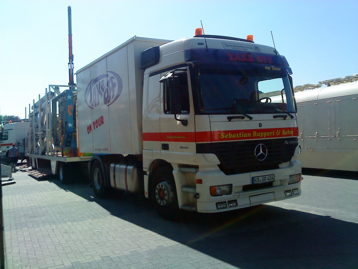 LKW Mercedes-Benz Actros Schaustellerfahrzeug auf dem Wurstmarktgelnde in Bad Drkheim am 02.09.2013