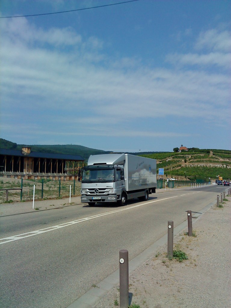 LKW Mercedes-Benz der Firma Hrner Textilpflege auf dem Weg zu einem Kunden in Bad Drkheim am 06.08.2013