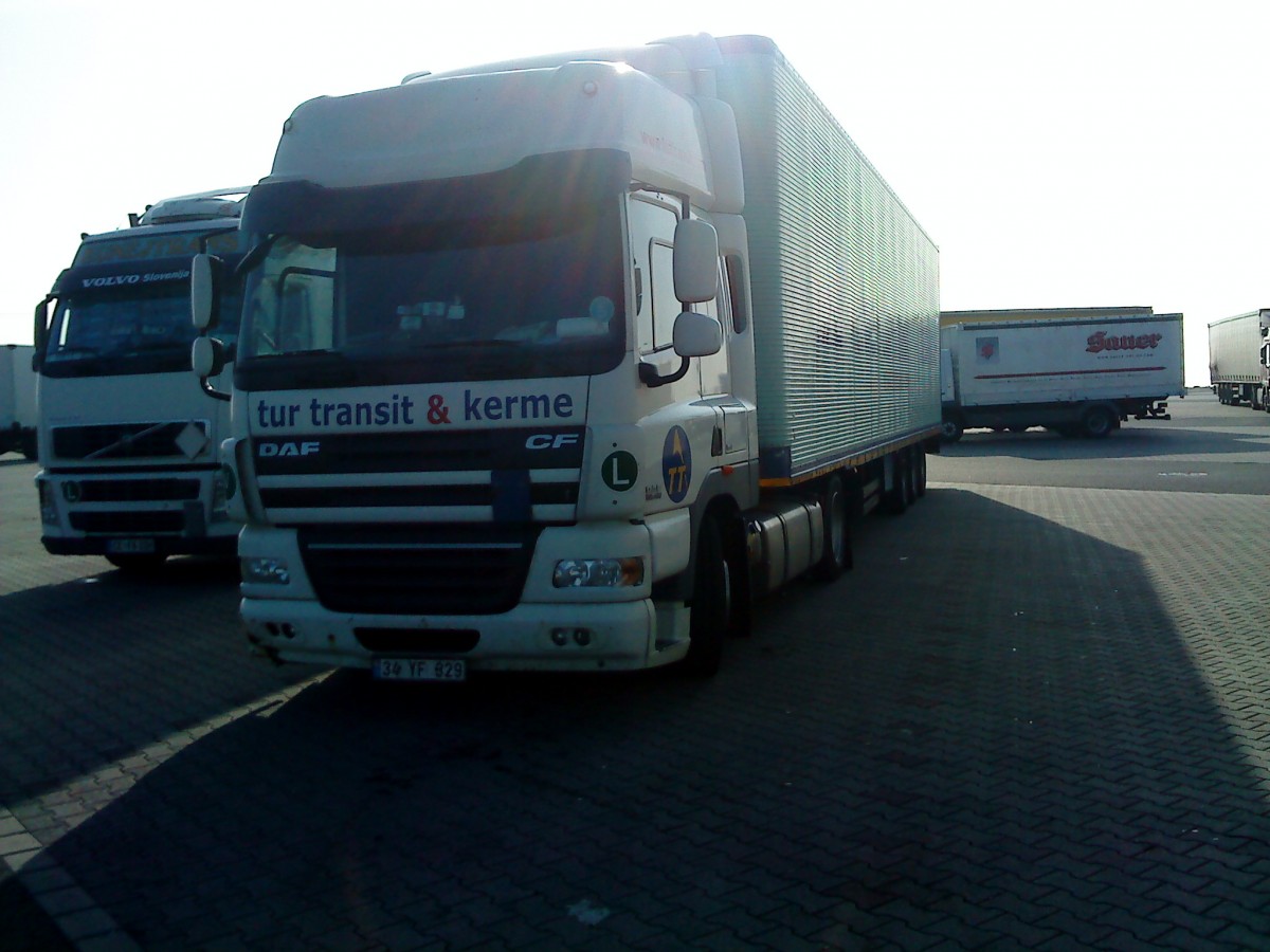 LKW SZM DAF CF mit Kofferauflieger der Spedition tur Transit & Kerme auf dem Autohof in Grnstadt am 23.09.2013