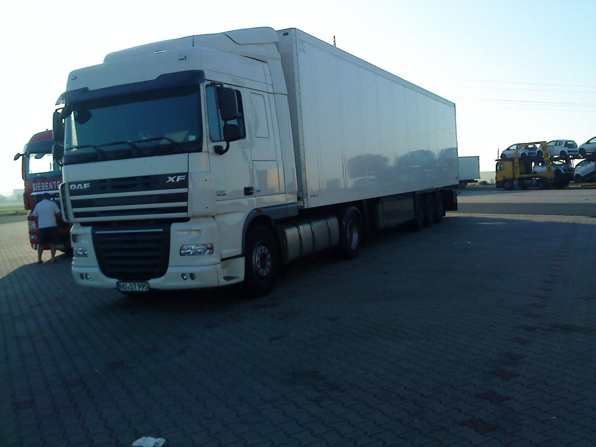 LKW SZM DAF XF mit Kofferauflieger auf dem Autohof in Grnstadt am 04.09.2013