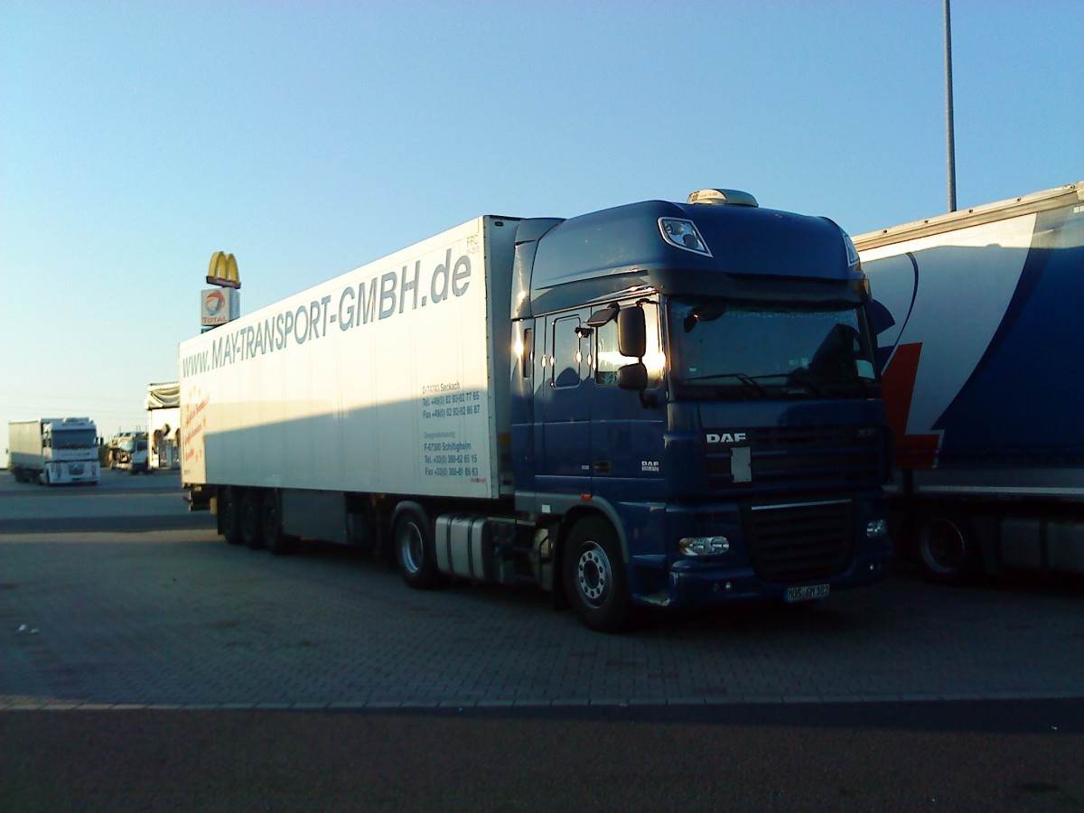 LKW SZM DAF XF mit Kofferauflieger der Spedition May Transport GmbH auf dem Autohof in Grnstadt am 18.09.2013