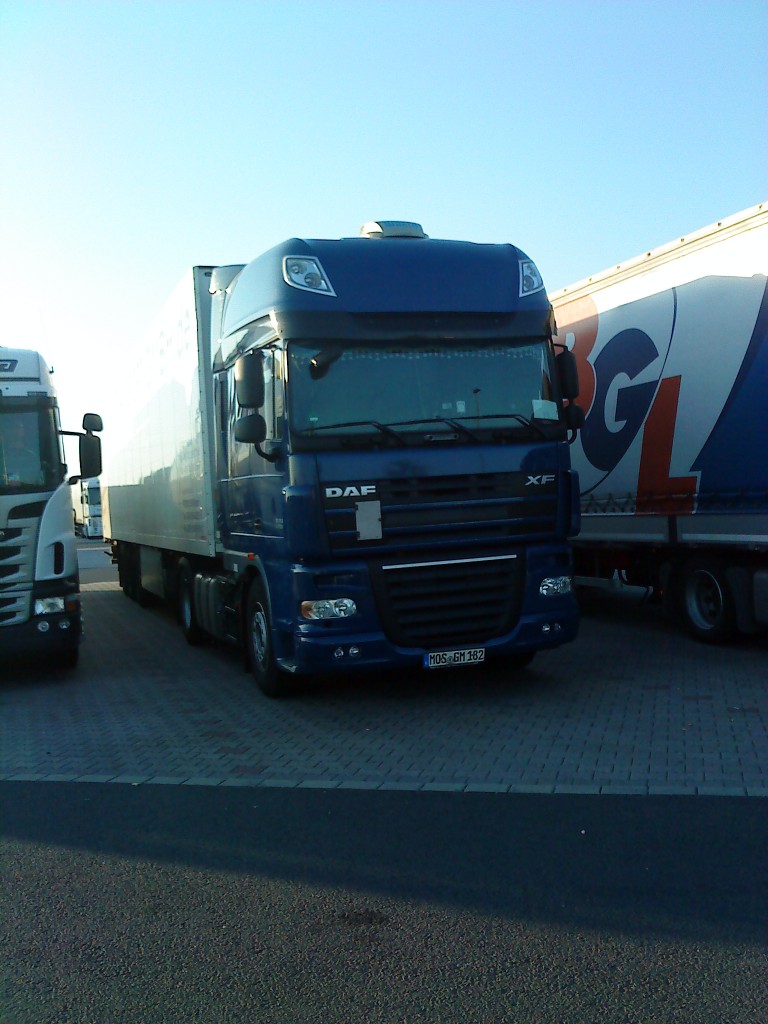 LKW SZM DAF XF mit Kofferauflieger auf dem Autohof in Grnstadt am 12.08.2013