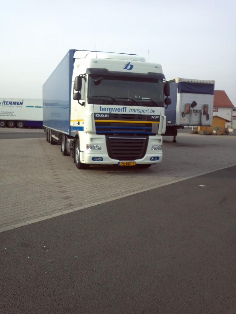 LKW SZM DAF XF mit Khlkofferauflieger der Spedition Bergwerff Transport BV aus Holland auf dem Autohof in Grnstadt am 30.09.2013