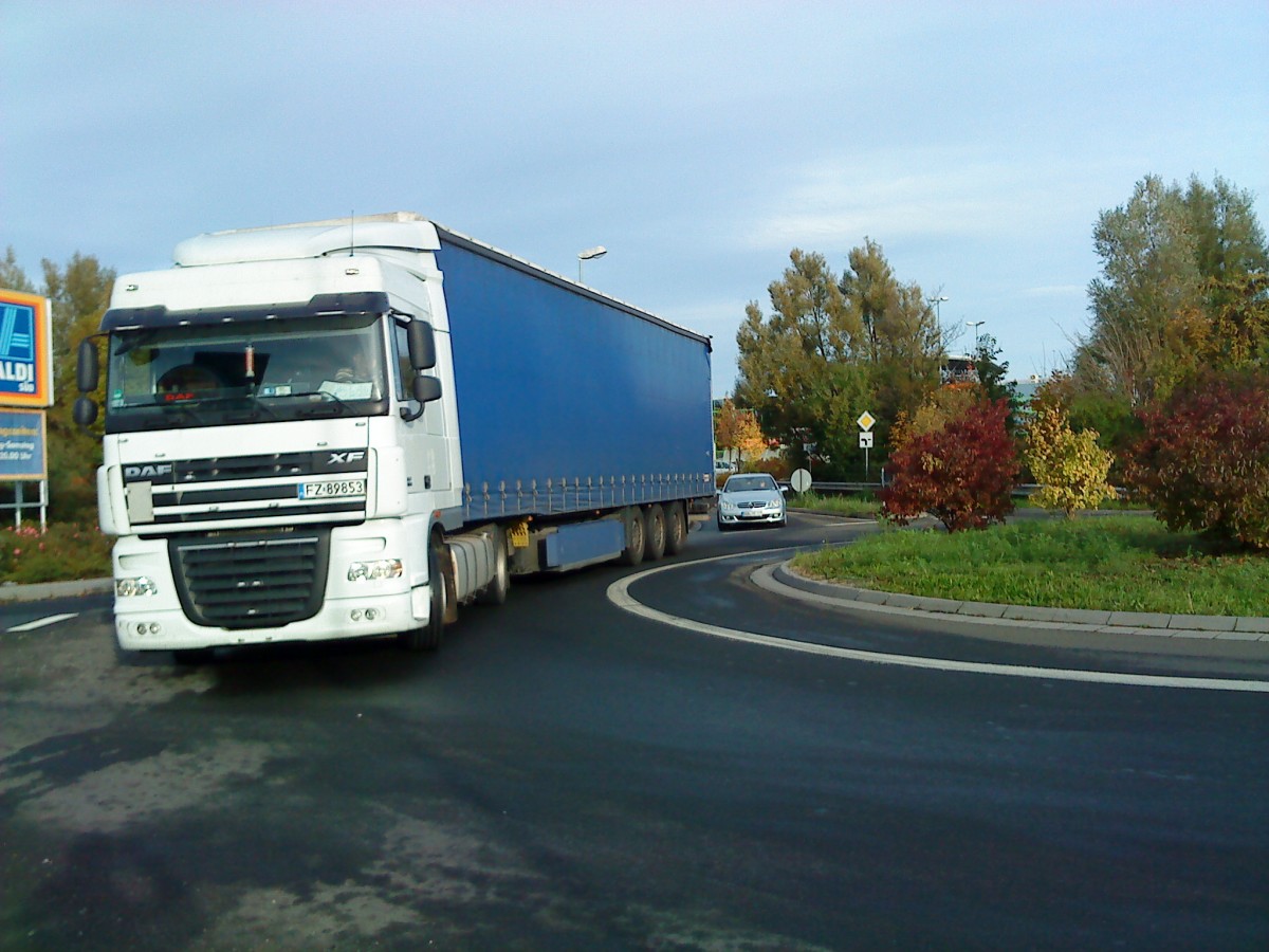 LKW SZM DAF XF mit Pritsche-Planen-Auflieger auf dem Weg zum Autohof in Grnstadt am 22.10.2013