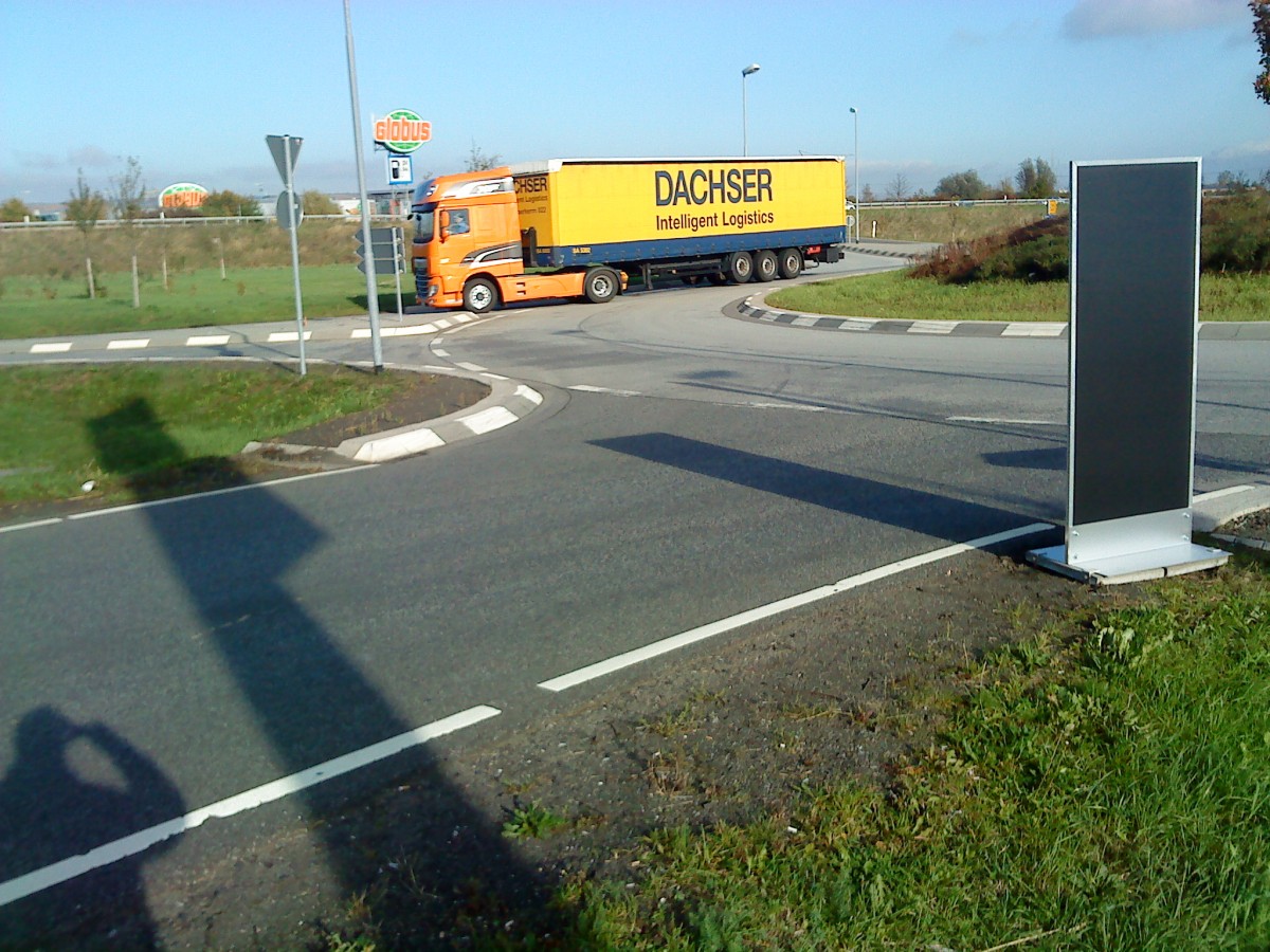 LKW SZM DAF XF mit Kofferauflieger der Spedition Dachser im Gewerbegebiet Grnstadt am 31.10.2013