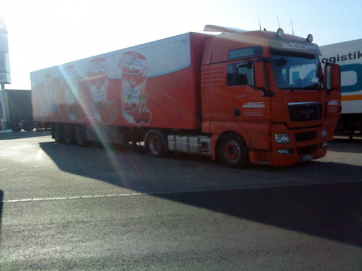 LKW SZM MAN TGX mit Khlkofferauflieger der Spedition Xaver Bosch auf dem Autohof in Grnstadt am 31.10.2013