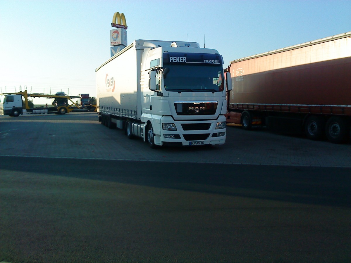 LKW SZM MAN XF 105.460 mit Kofferauflieger der Spedition PEKER auf dem Autohof in Grnstadt am 12.09.2013