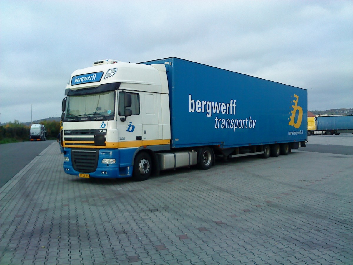 LKW SZM MAN XF mit Kofferauflieger der Spedition bergwerff Transport bv aus den Niederlanden auf dem Autohof in Grnstadt am 23.10.2013