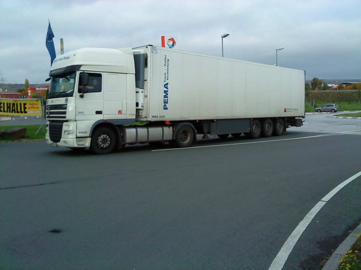 LKW SZM MAN XF mit Khlkofferauflieger auf dem Autohof in Grnstadt am 23.10.2013