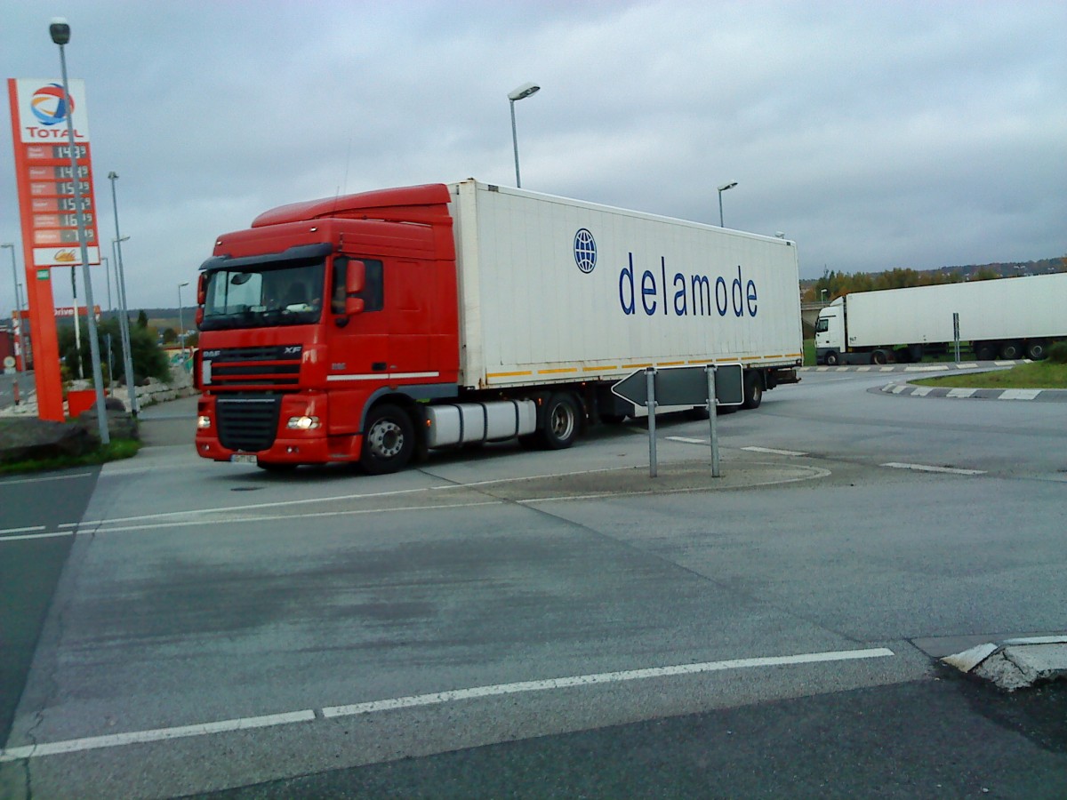 LKW SZM MAN XF mit Kofferauflieger der Spedition delamode auf dem Weg zum Autohof am 23.10.2013