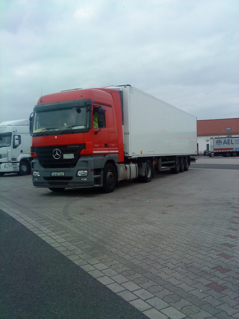 LKW SZM Mercedes-Benz Actros 1844 mit Khlkofferauflieger auf dem Autohof in Grnstadt am 24.09.2013