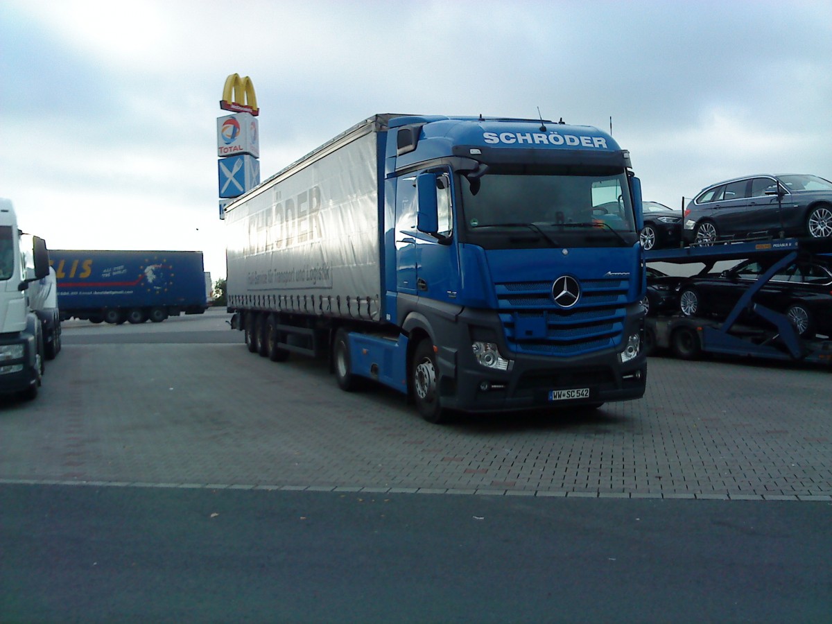 LKW SZM Mercedes-Benz Actros 1844 mit Pritsche-Plannen-Auflieger der Spedition Schrder auf dem Autohof in Grnstadt am 23.10.2013