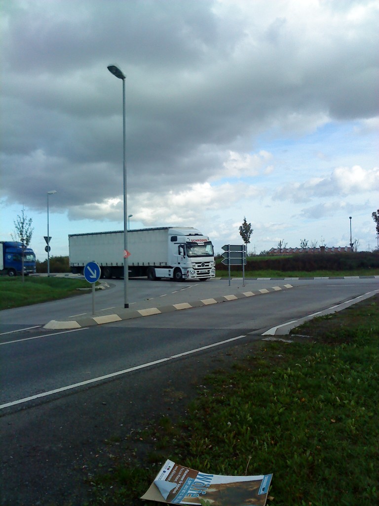 LKW SZM Mercedes-Benz Actros 1844 mit Pritsche-Planen-Auflieger der Spedition Schrder auf dem Weg zum Autohof in Grnstadt am 30.10.2013