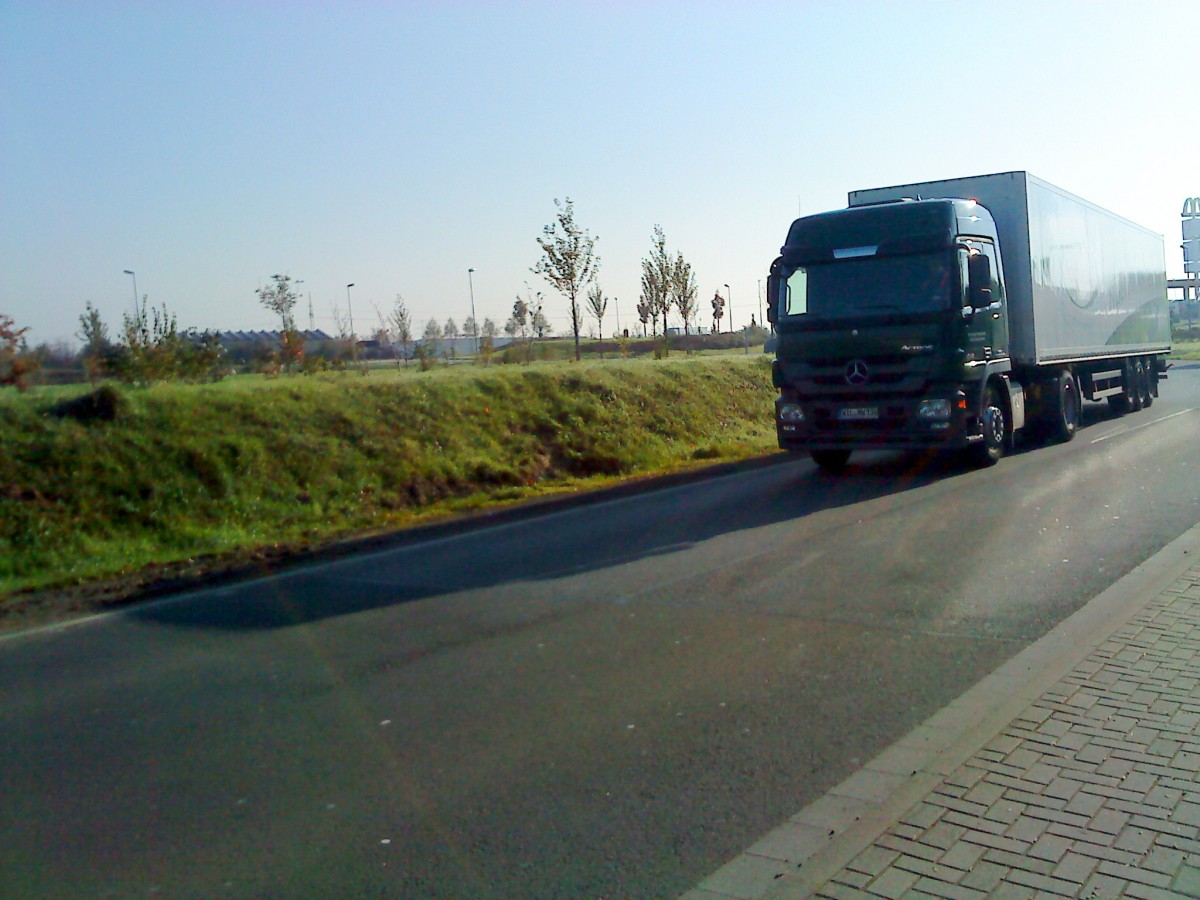 LKW SZM Mercedes-Benz Actros 1844 mit Kofferauflieger im Gewerbegebiet von Grnstadt am 29.10.2013