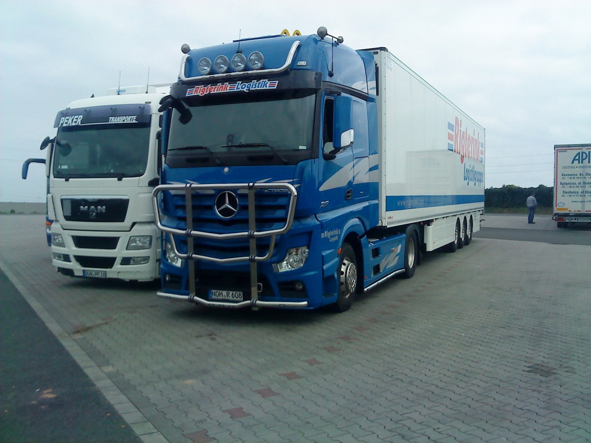 LKW SZM Mercedes-Benz Actros 1845 mit Kofferauflieger der Spedition Rigterink auf dem Autohof in Grnstadt am 24.09.2013