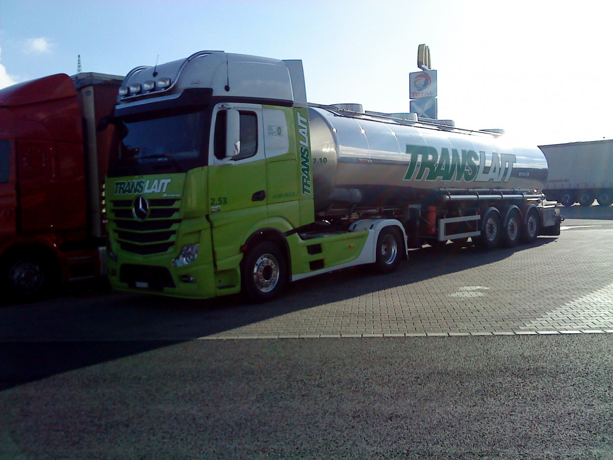 LKW SZM Mercedes-Benz Actros 1846 mit Tankauflieger der Spedition TRANSLAIT auf dem Autohof in Grnstadt am 11.11.2013