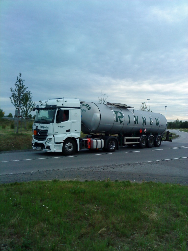 LKW SZM Mercedes-Benz Actros mit Chemietankauflieger der Spedition Rinnen auf dem Weg zum Autohof in Grnstadt am 04.09.2013