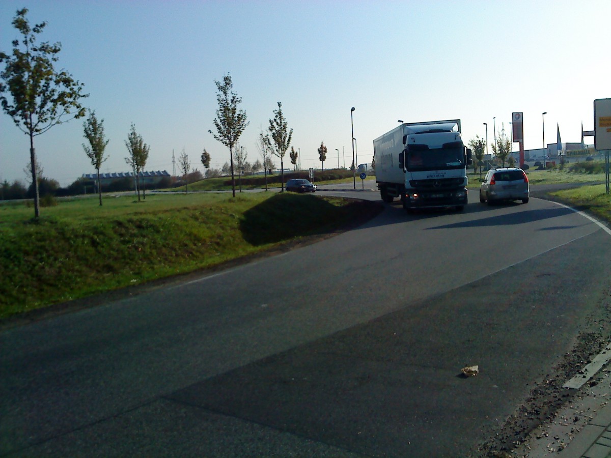 LKW SZM Mercedes-Benz Actros mit Kofferauflieger der Spedition Pfenning im Gewerbegebiet Grnstadt am 31.10.2013