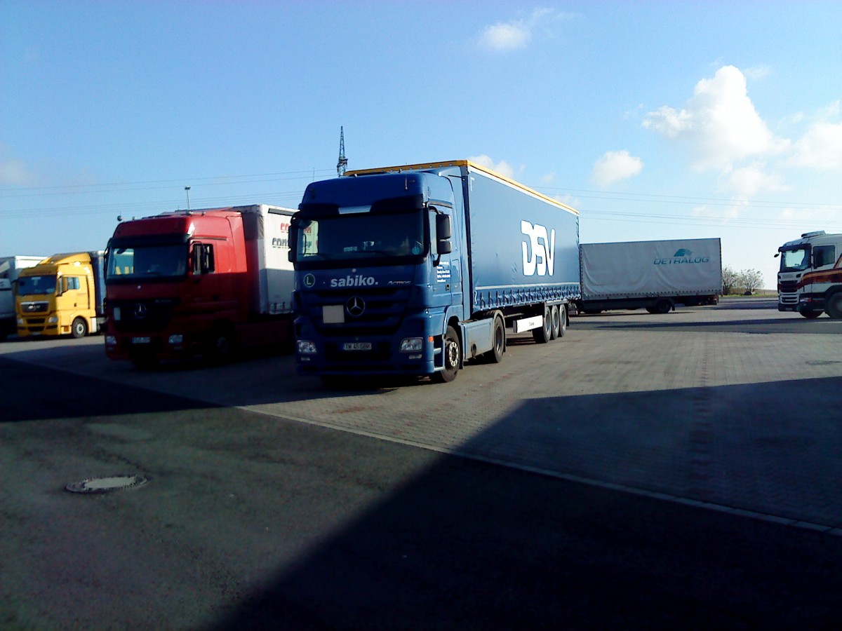 LKW SZM Mercedes-Benz Actros mit Pritsche-Planen-Auflieger auf dem Autohof in Grnstadt am 11.11.2013