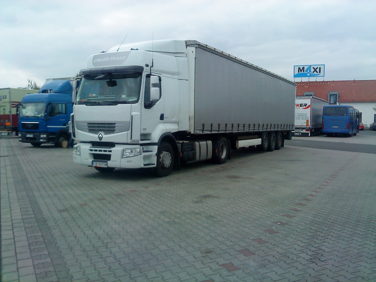 LKW SZM Renault Magnum mit Pritsche-Planen-Auflieger  auf dem Autohof in Grnstadt am 24.09.2013