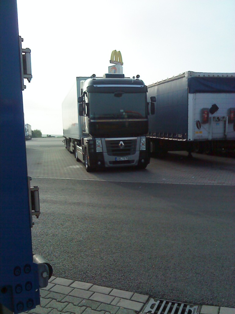 LKW SZM Renault Magnum mit Khlkofferauflieger auf dem Autohof in Grnstadt am 26.09.2013