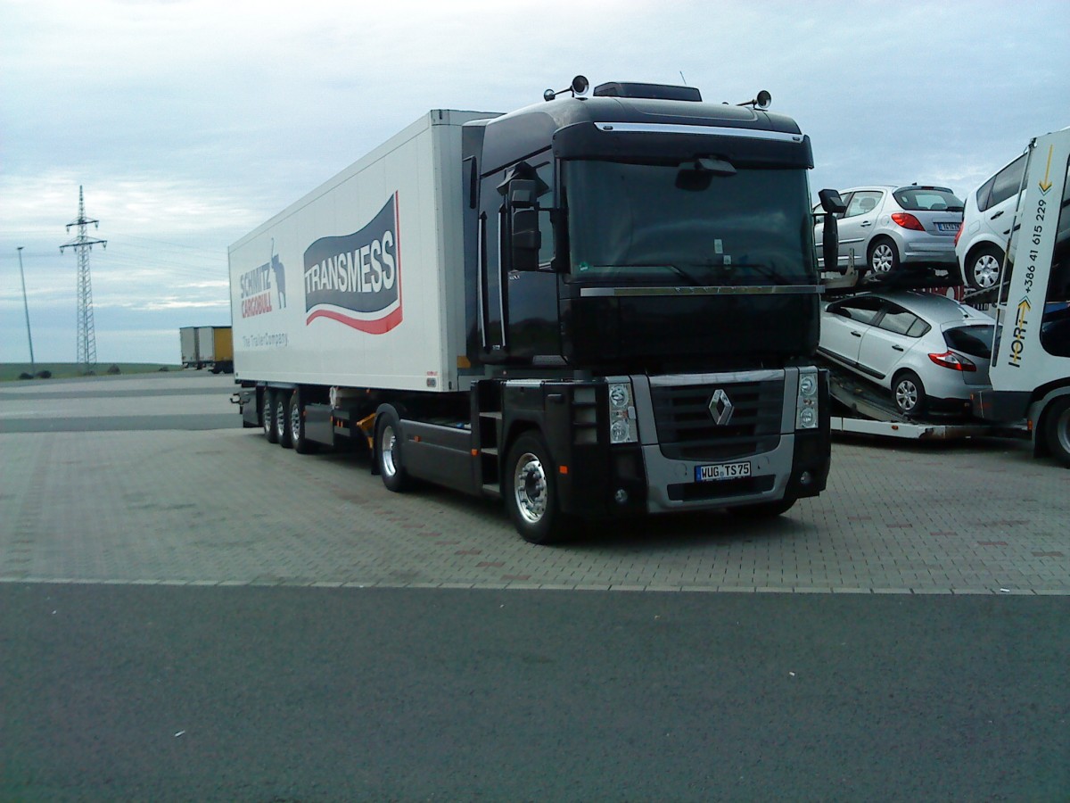 LKW SZM Renault mit Kofferauflieger der Spedition Transmess auf dem Autohof in Grnstadt am 15.08.2013