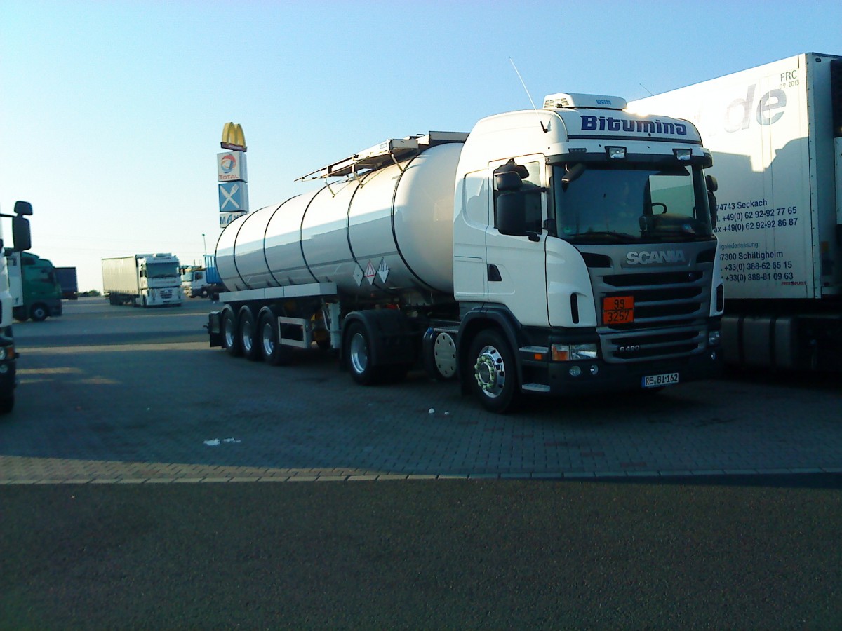 LKW SZM SCANIA G 420 mit Bitumen-Sattelauflieger der Firma Bitumina auf dem Autohof in Grnstadt am 12.09.2013