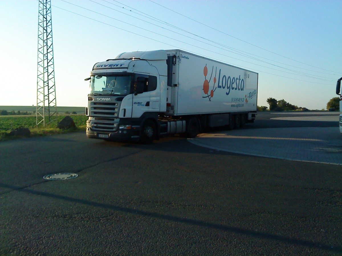 LKW SZM SCANIA R 420 mit Khlkofferauflieger der Spedition Logesta auf dem Autohof in Grnstadt am 12.09.2013