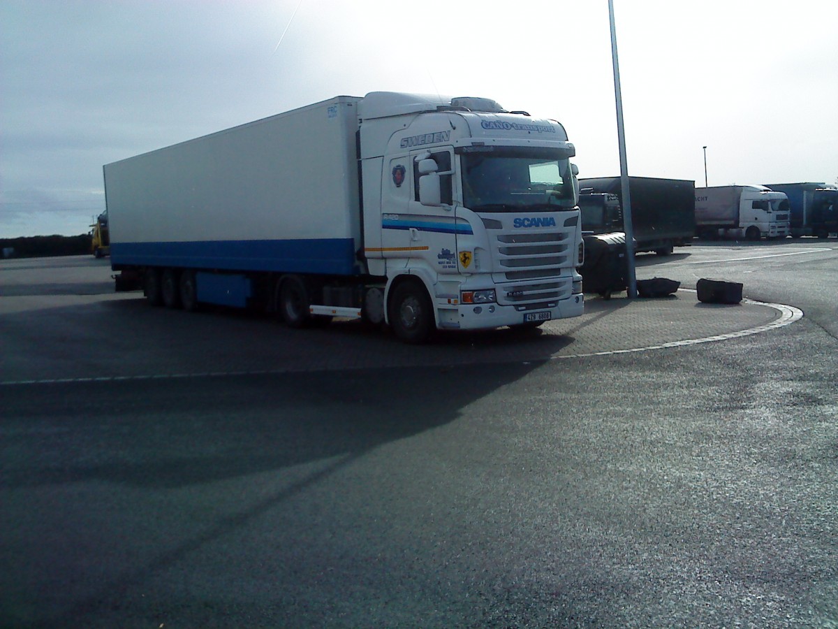 LKW SZM SCANIA R 420 mit Khlkofferauflieger der Spedition Cano aus Schweden auf dem Autohof in Grnstadt am 29.10.2013