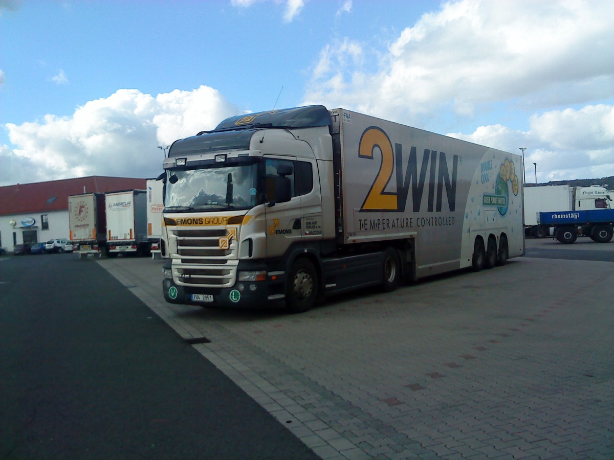 LKW SZM SCANIA R 420 mit Groraumkofferauflieger der Spedition Emons Group auf dem Autohof in Grnstadt am 29.10.2013