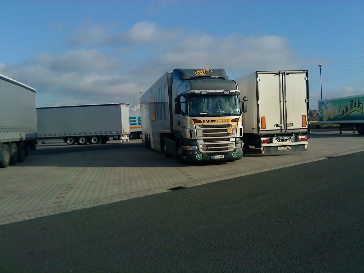 LKW SZM SCANIA R 490 mit Groraumkofferauflieger der Emons-Group auf dem Autohof in Grnstadt am 31.10.2013