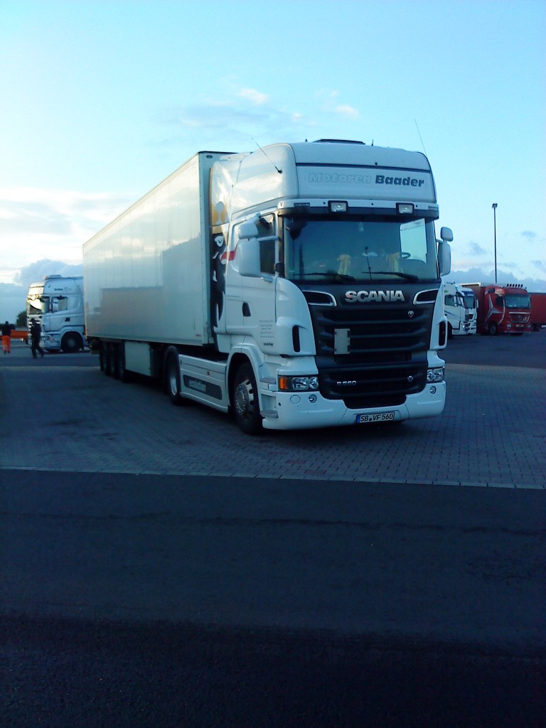 LKW SZM Scania R 560 mit Kofferauflieger auf dem Autohof in Grnstadt am 18.09.2013