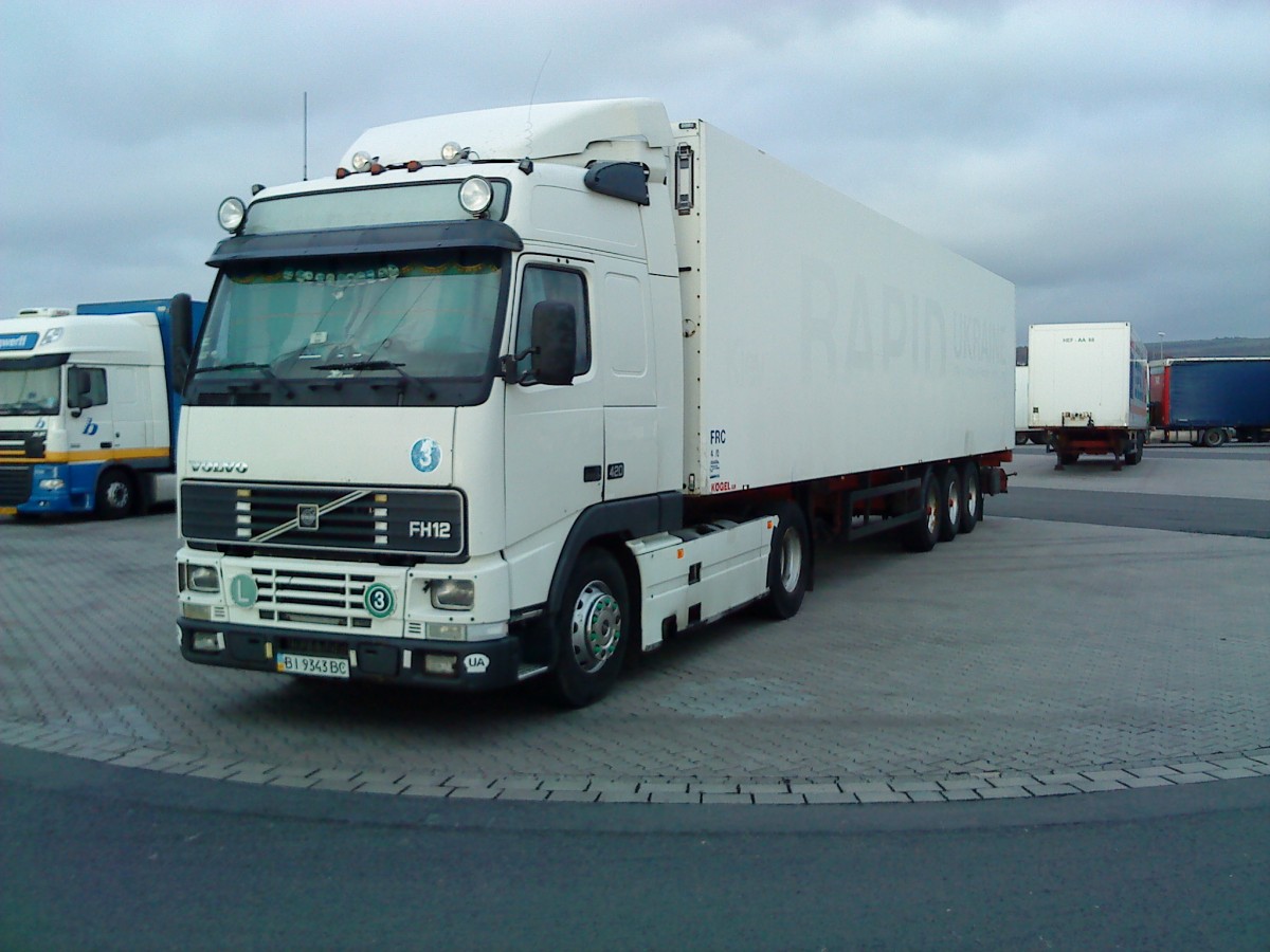 LKW SZM Volvo FH 12 mit Khlkofferauflieger auf dem AUtohof in Grnstadt am 23.10.2013