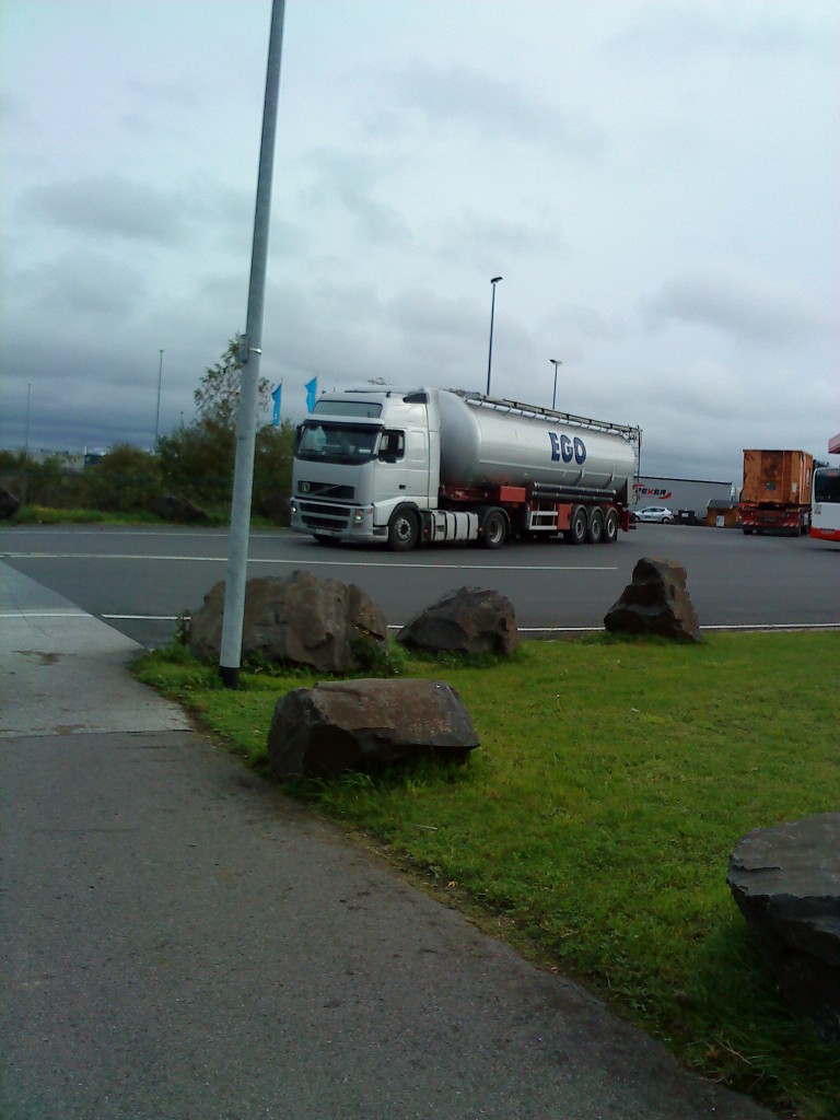 LKW SZM Volvo FH Globetrotter mit Tankauflieger beim Verlassen des Autohofes in Grnstadt am 06.11.2013