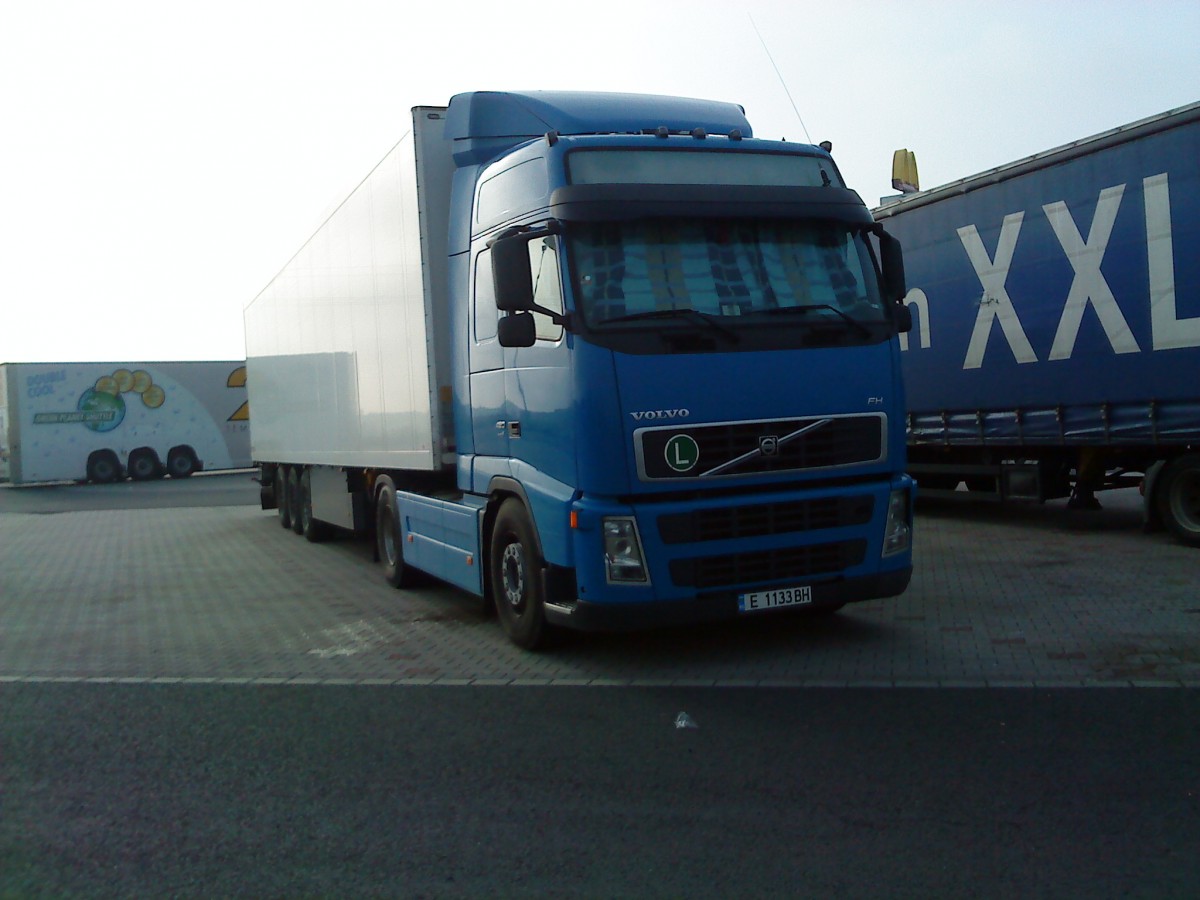 LKW SZM Volvo FH mit Khlkofferauflieger auf dem Autohof in Grnstadt am 24.09.2013