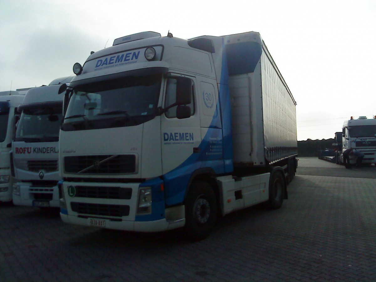 LKW SZM Volvo FH mit Pritsche-Planen-Auflieger der Spedition Daemen auf dem Autohof in Grnstadt am 26.09.2013