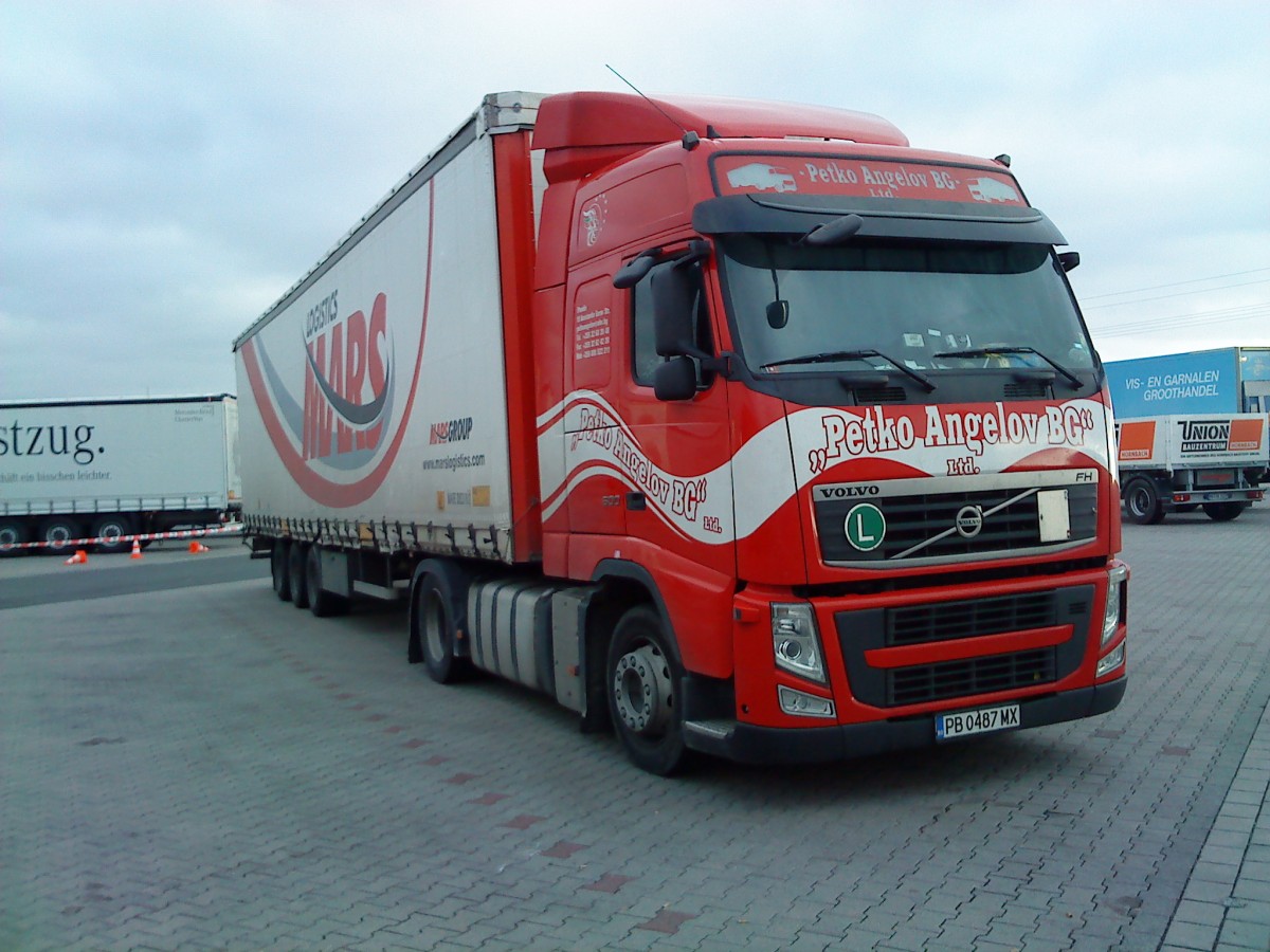 LKW SZM VOLVO FH mit Pritsche-Planen-Auflieger der Spedition MARS auf dem Autohof in Grnstadt am 23.10.2013