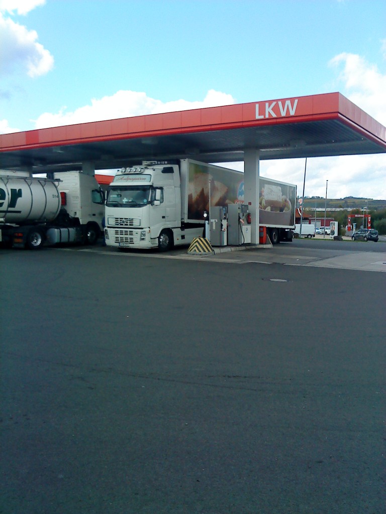 LKW SZM Volvo FH mit Khlkofferauflieger beim Tanken auf dem Autohof in Grnstadt am 29.10.2013