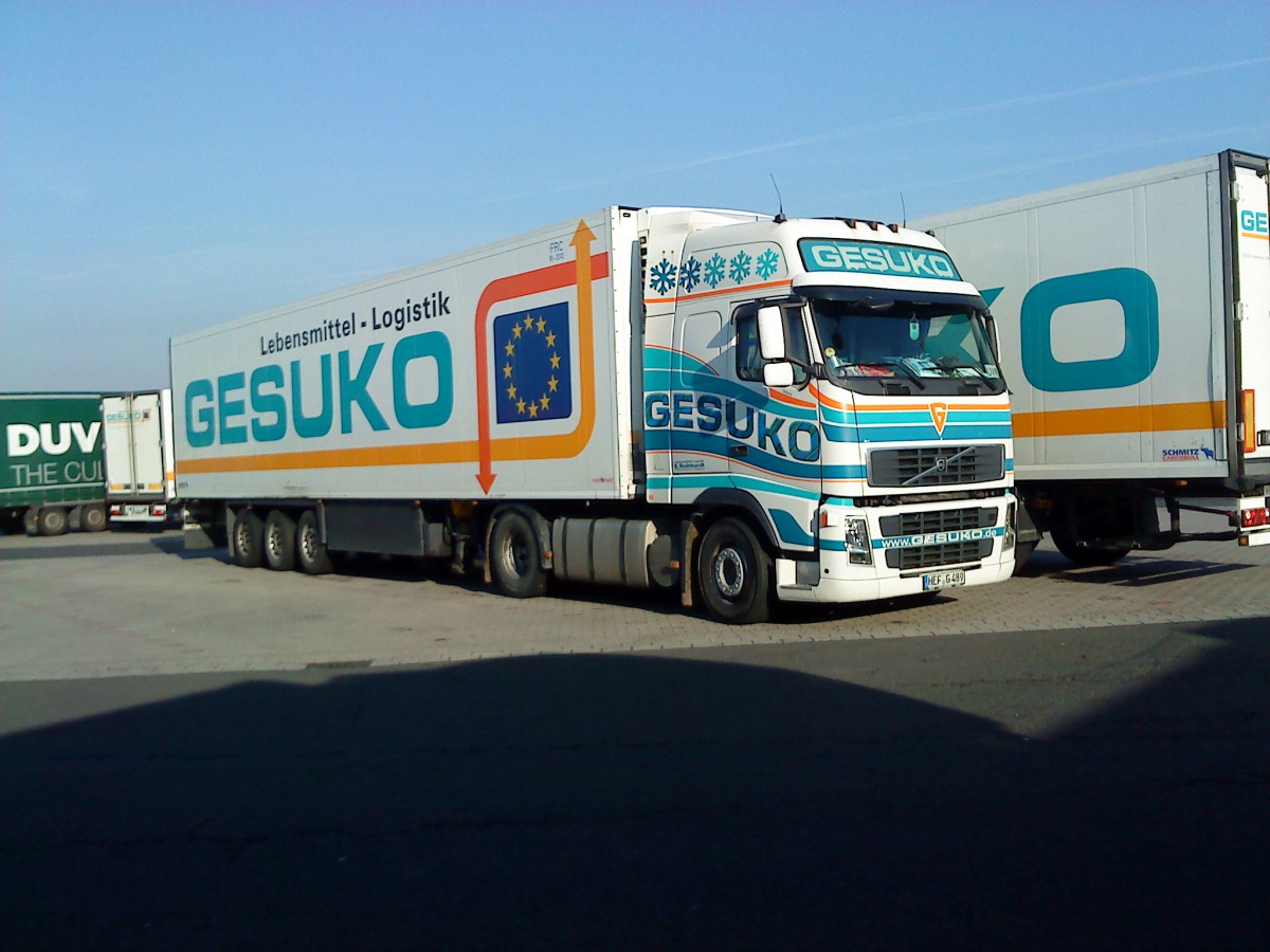 LKW SZM Volvo FH mit Khlkofferauflieger der Spedition GESUKO auf dem Autohof in Grnstadt am 31.10.2013