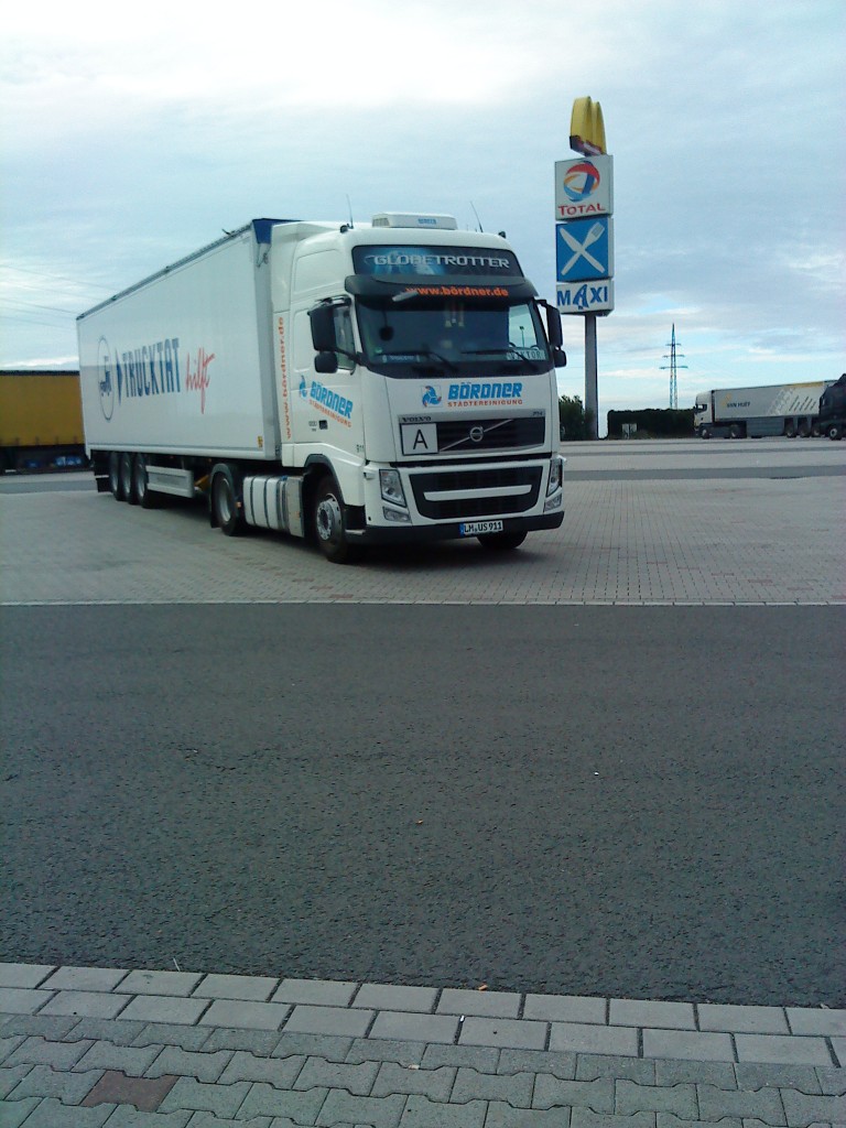 LKW SZM Volvo Globetrotter mit Kofferauflieger auf dem Autohof in Grnstadt am 15.08.2013